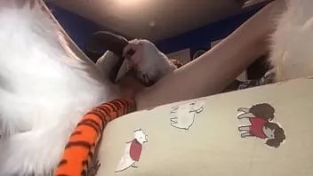 Reproduzir Garoto tigre fode pra caralho com seu tubarão de pelúcia