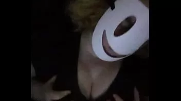 Reproducir Sfw sc acariciando sus pechos a través de su camisa negra y sostén
