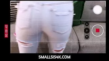 Reproducir Smallsis4k - mia kay toma su teléfono y se lo entrega a su hermanastro diciéndole que la filme mientras ella le chupa la polla