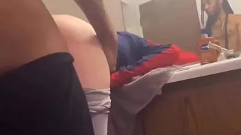 Reproduzir Meu amigo estava olhando e eu decidi puxá-lo pela bola e me deixar foder e gozar em mim