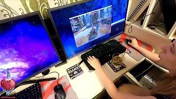 play لقد أوقفتها عن لعب دور التنين لكنها بدت حريصة على الضرب بشدة