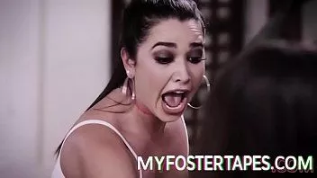play Pleegkandidaat karlee grey is verheugd om zich bij haar nieuwe gezin te voegen, maar haar nieuwe pleegzus, alison rey, is niet blij dat haar stiefouders een nieuwe tiener in huis verwelkomen