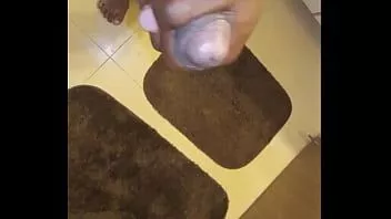Reproduzir Acariciando-me à noite no banheiro