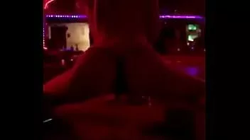 Reproduzir Venha festejar com ophira aka megera, no clube de strip!