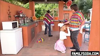Jouer Beau-père essaie de frapper la pinata pendant que...