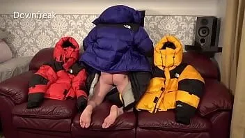 Reproducir Diversión en el sofá de cuero north face baltoro con cuatro chaquetas de plumas