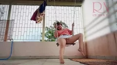 play Casnică depravată în acțiune: Striptease clasic și păsărică sub fusta expusă