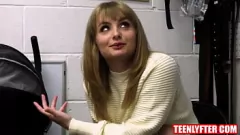 play تم القبض عليه الأحمر: Blonde Teen Shoplifter يحصل على سخيف متشددين