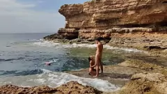 play الهواة في الهواء الطلق الثلاثي - Ritablue و Dani Marco & Alee Get Wild on the Beach
