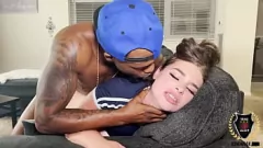 play Mürekkepli Stud Roma Binbaşı Binbaşı Lexxxi Scarlet'in büyük ganimeti ve ıslak bir oral seks alır