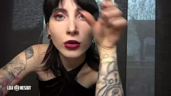 播放 一家餐厅的暴露主义挑战：Lia Louise和Fantasie Lou Nesbit的肮脏演讲和女性动作