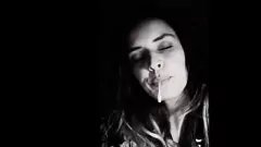 Reproduzir Hipster punk tatuado gostoso com buceta com barba por fazer e peitos grandes desfruta de um banho fumegante e uma compilação de banho