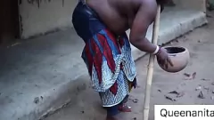 Играть Станьте свидетелем шокирующего момента, когда я поймал незнакомца, трахающего мою бабушку публично массивным черным членом