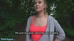 Riproduci L'agente pubblico Casey il corridore in leggings attillati viene scopato duramente sul tavolo in un vero scenario di sesso pubblico