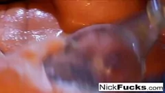 Oynat Nick Manning, bu sert oral seks ve sikiş oturumunda kocaman göğüsleri ve sıkı bir kedisi olan, dumanı tüten ateşli bir fahişeyi poundluyor